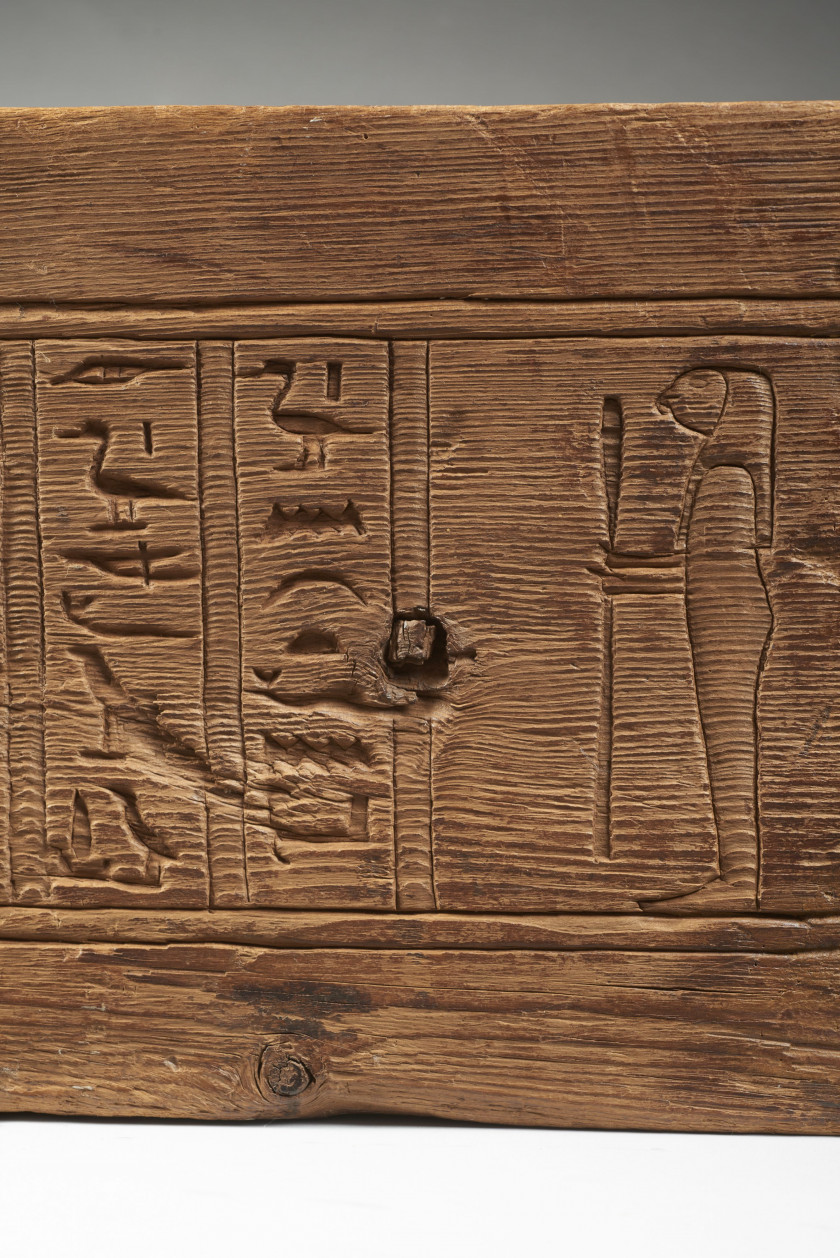 PANNEAU DE CERCUEIL EN BOIS AU NOM DU PRÊTRE HORUDJA, FILS D'IÂH-TEFNAKHT  Art égyptien, Basse Époque, XXVIe dynastie, 664-525 av. J..