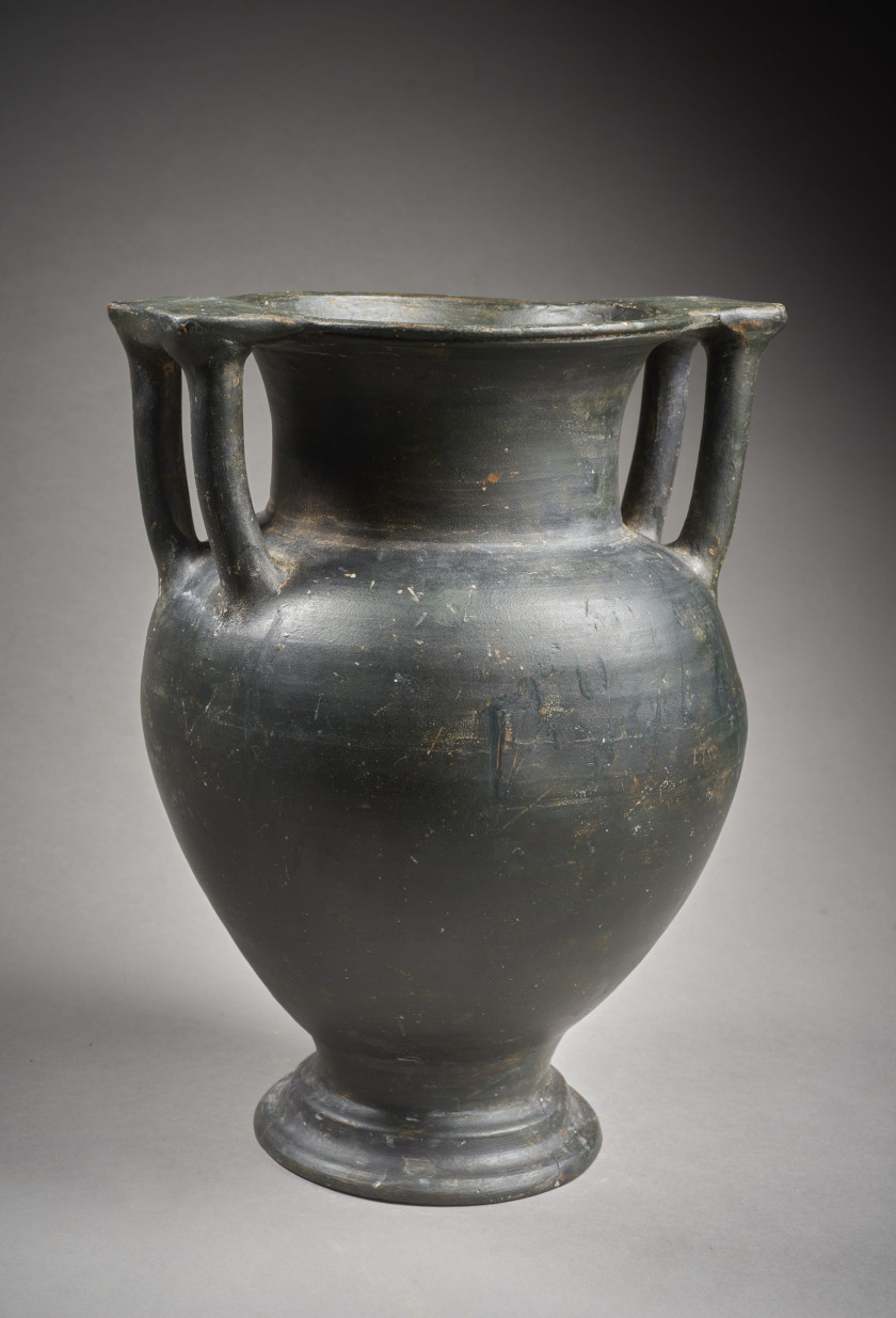 CRATÈRE À COLONNETTES EN TERRE CUITE VERNISSÉE NOIRE  Art grec, Grande Grèce, IVe-IIIe siècle av. J.-C.