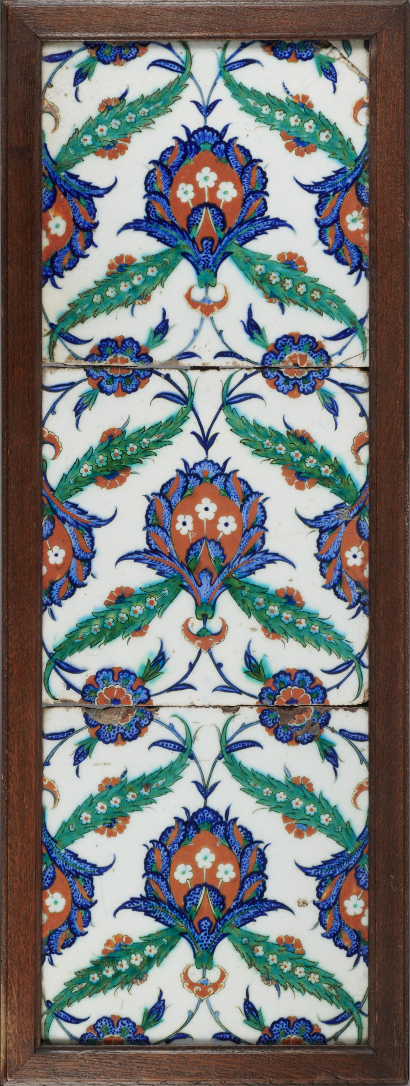 PANNEAU DE TROIS CARREAUX À DÉCOR DE FLEURS COMPOSITES ET FEUILLES SAZ  Iznik, Turquie ottomane, vers 1570-1580