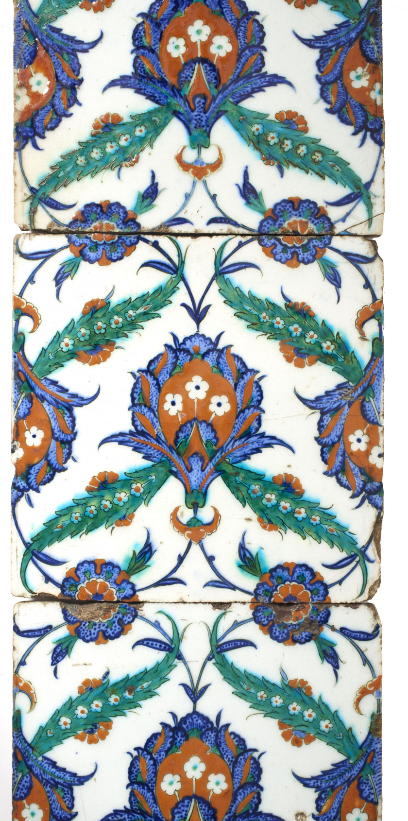 PANNEAU DE TROIS CARREAUX À DÉCOR DE FLEURS COMPOSITES ET FEUILLES SAZ  Iznik, Turquie ottomane, vers 1570-1580