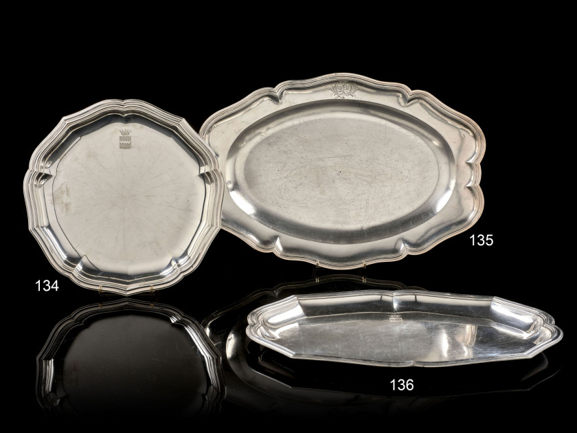 PLAT OVALE EN ARGENT Maître orfèvre Nicolas-Clément Vallières, reçu en 1732 Paris 1756-1757