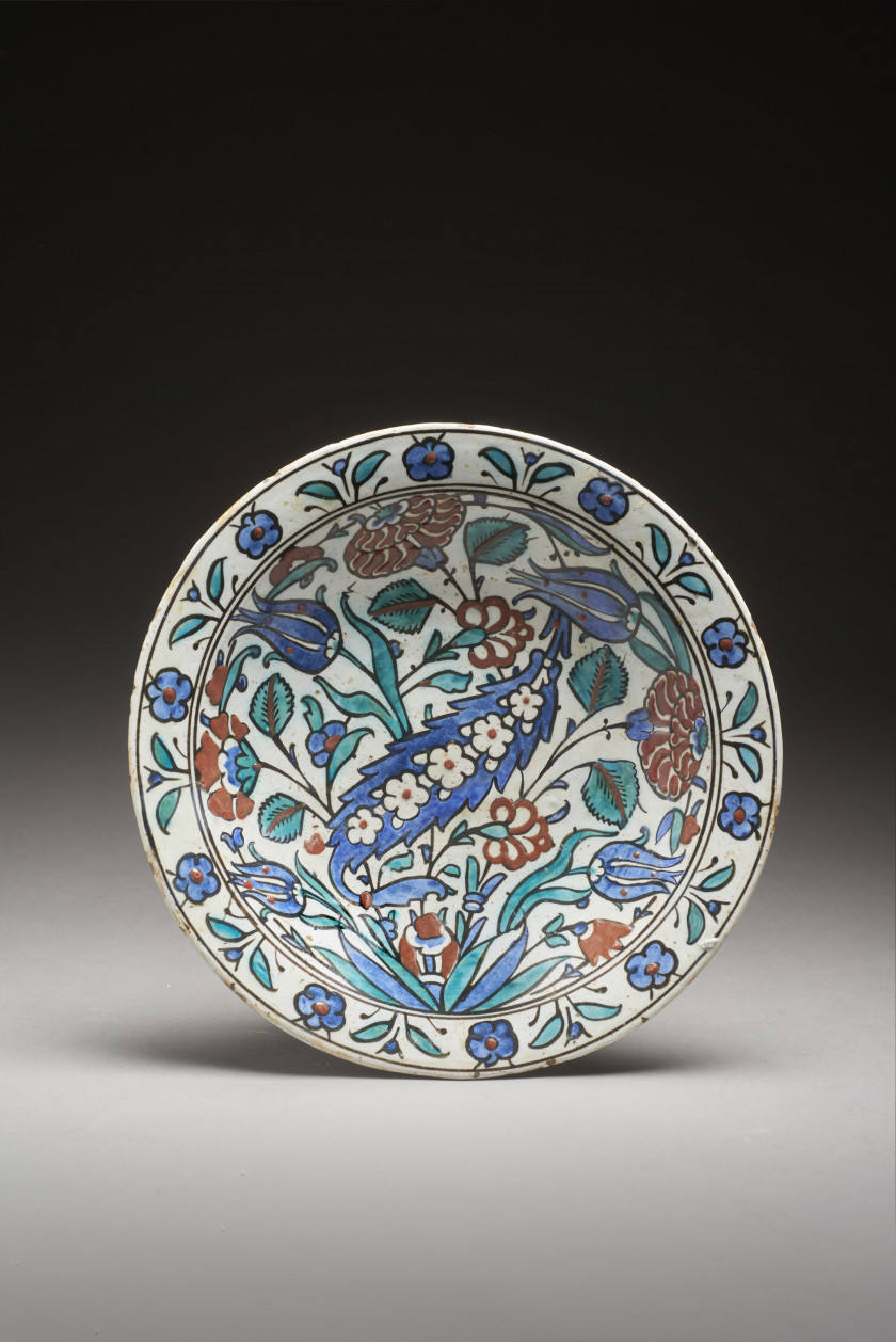 PLAT À LA FEUILLE SAZ, TULIPES ET OEILLETS  Iznik, Turquie ottomane, vers 1600