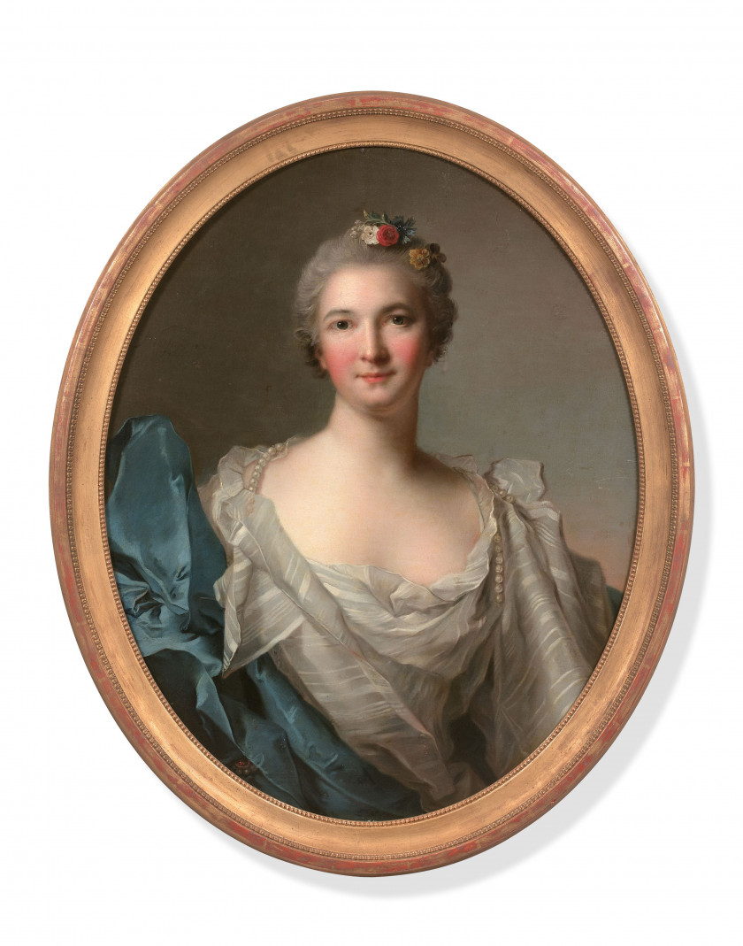 Jean-Marc NATTIER Paris, 1685 - 1766 Portrait d'une dame de qualité à la robe blanche et au drapé bleu Huile sur toile, de forme ova..