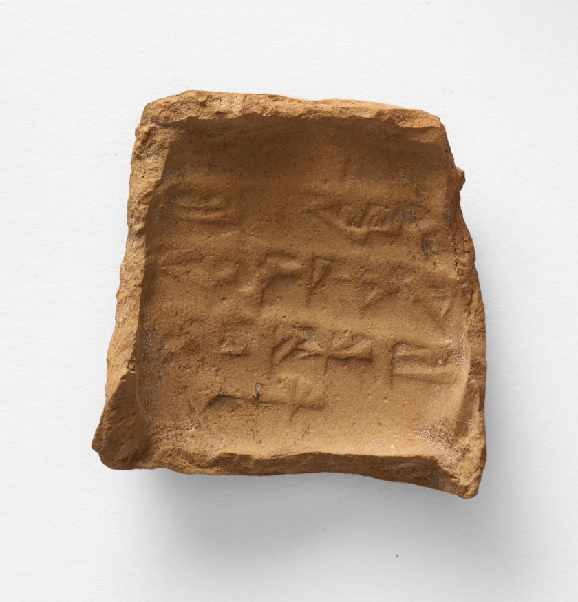 FRAGMENT D'ENVELOPPE EN ARGILE  Art sumérien, Umma (?), IIIe dynastie d'Ur, daté 2073 av. J.-C.