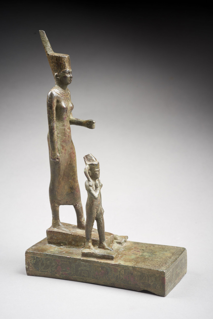 GROUPE REPRÉSENTANT NEITH ET SES ENFANTS EN BRONZE  Art égyptien, période saïte, XXVIe dynastie, 664-525 av. J.-C.