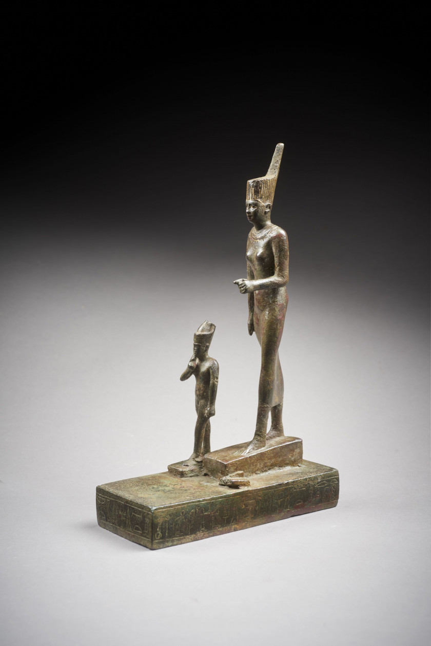 GROUPE REPRÉSENTANT NEITH ET SES ENFANTS EN BRONZE  Art égyptien, période saïte, XXVIe dynastie, 664-525 av. J.-C.