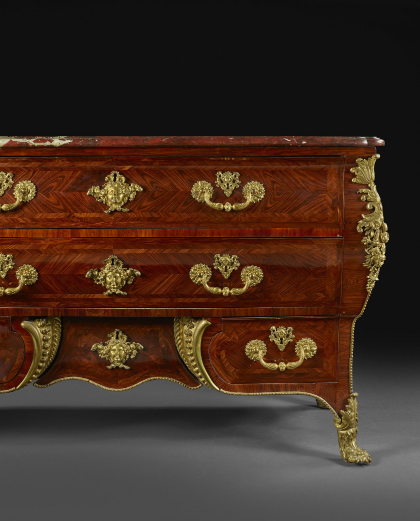 COMMODE DITE "EN SARCOPHAGE" D'ÉPOQUE RÉGENCE