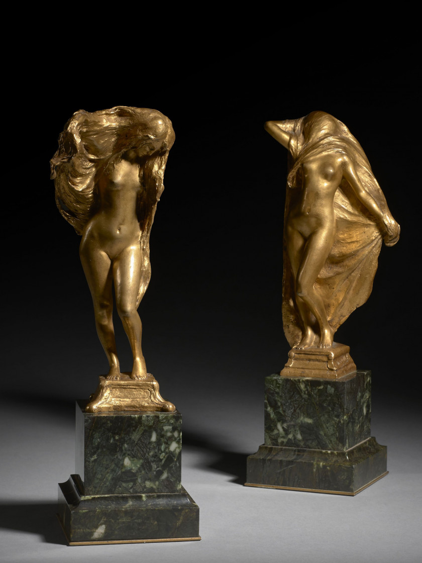 GEORGES-HENRI GUITTET (1871-1902)Vers 1880 - 1900 Deux femmes jouant avec un drapé Paire de figures en bronze doré