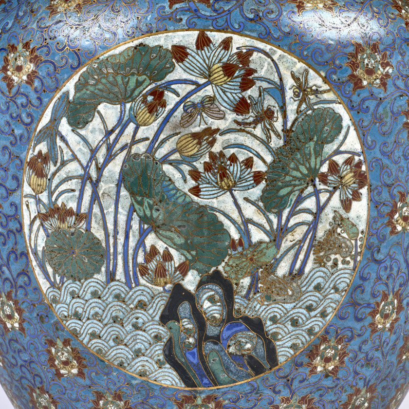 GRAND VASE EN BRONZE DORÉ ET ÉMAUX CLOISONNÉS, CHINE, DYNASTIE QING, DEUXIÈME MOITIÉ DU XIXe SIÈCLE