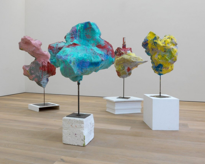 Franz WEST (1947 - 2012) Untitled - 2007 Acrylique sur papier mâché et gaze montés sur un socle en métal