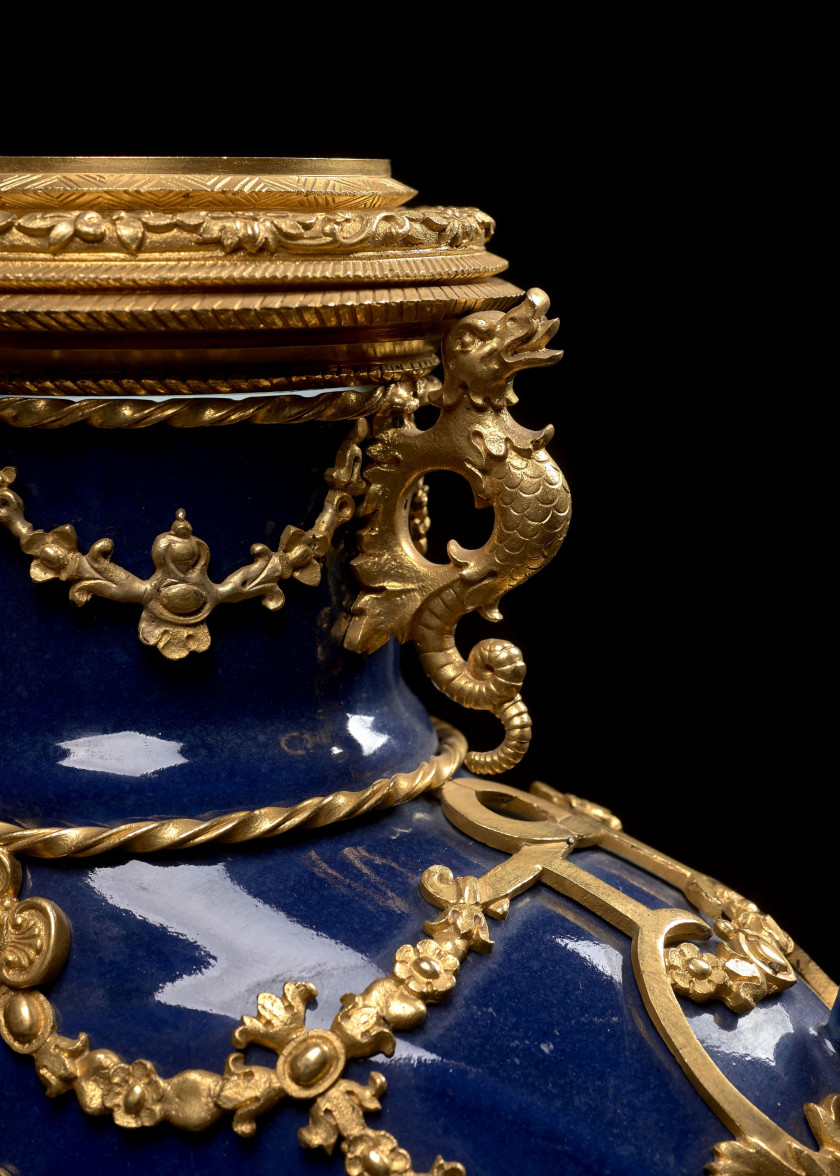 TRÈS RARE PAIRE DE GOURDES EN PORCELAINE MONOCHROME BLEU, BIANHU, CHINE, DYNASTIE QING, MARQUE ET ÉPOQUE QIANLONG (1736-1795) La mon...