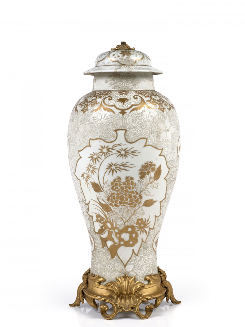 GRAND VASE EN PORCELAINE 'BIANCO-SOPRA-BIANCO' ET DÉCOR D'OR, CHINE, XVIIIe SIÈCLE