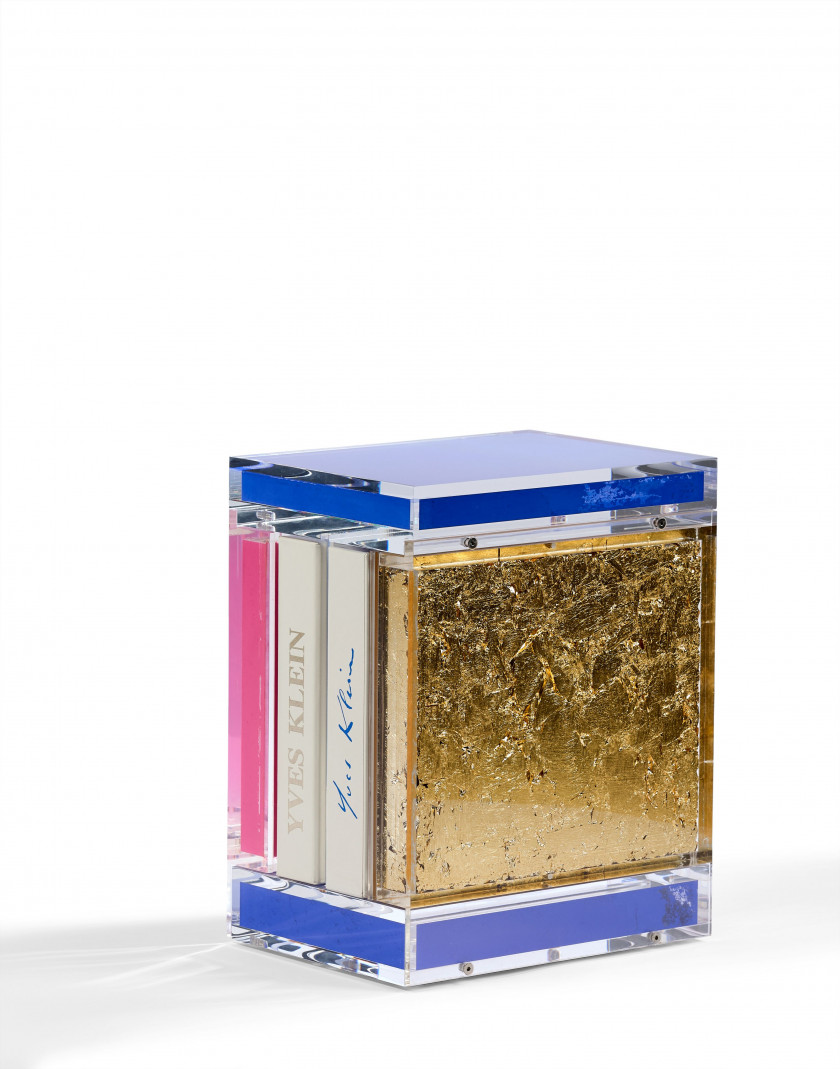 Yves KLEIN 1928 - 1962 Catalogue Raisonné des éditions et sculptures - 2000 Emboîtage en plexiglas avec inclusion de feuilles d'or,...