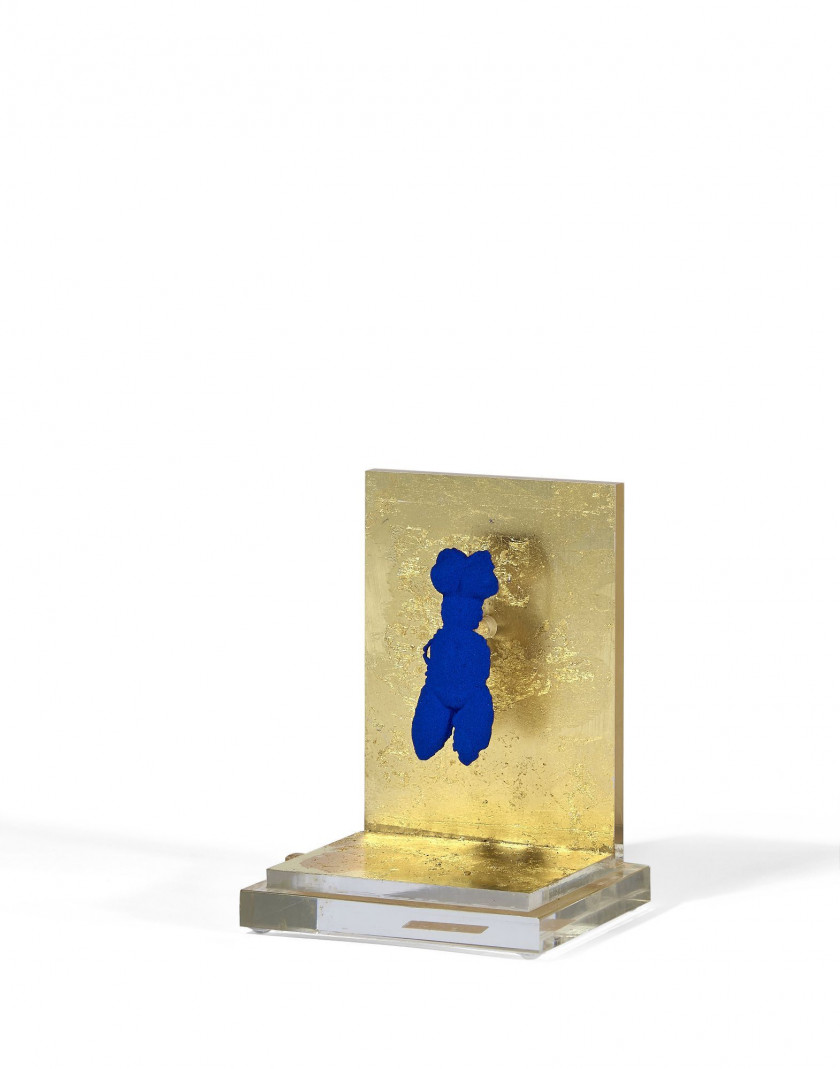 Yves KLEIN (d'après) 1928 - 1962 Broche «Petite Vénus Bleue» - 2001 Bronze peint aux couleurs IKB, feuilles d'or dans sa boîte en Pe.