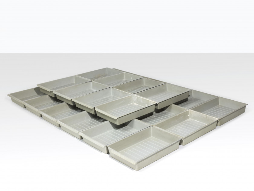 Charlotte PERRIAND 1903-1999 Ensemble de vingt-sept tiroirs de rangement « Grand format »