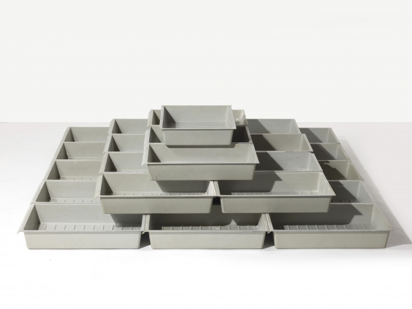 Charlotte PERRIAND 1903-1999 Ensemble de vingt-sept tiroirs de rangement « Grand format »