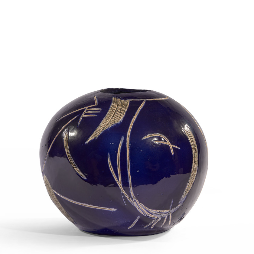 Jean MIOTTE 1926 - 2016 Grand vase Boule M - 1999 Céramique au décor incisé et recouvert d'une glaçure bicolore, bleue et blanche