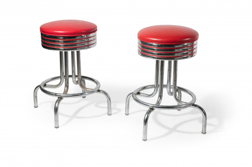 MOBILIER DE DINER  Lot de 2 tabourets – années 1960 Structure et pied en métal chromé, assise en skai rouge assise en skaï rouge Lot...