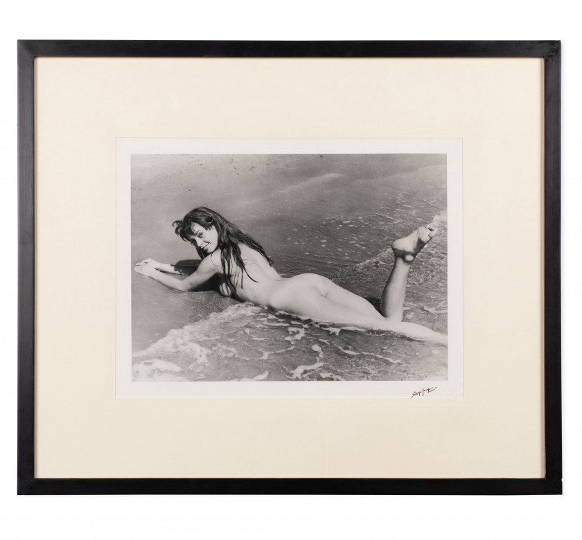 Serge JACQUES (Né en 1927) Brigitte Bardot, sur la plage de Pampelune – 1951 Tirage argentique