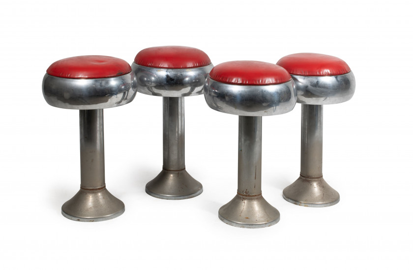 MOBILIER DE DINER  Lot de 4 tabourets Structure en métal et chrome assise en skaï rouge