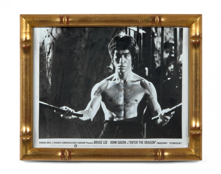 Johnny WEISSMULLER, MAUREEN O'HARA, Bruce LEE  Lot de deux photos dédicacées