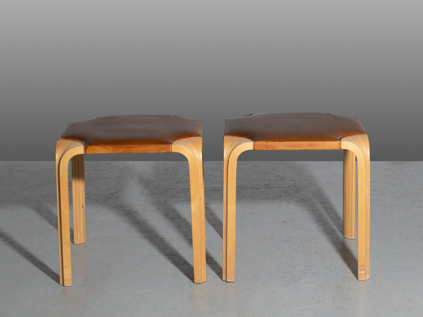 Alvar AALTO 1898-1975 Paire de tabourets mod. X601 – 1954