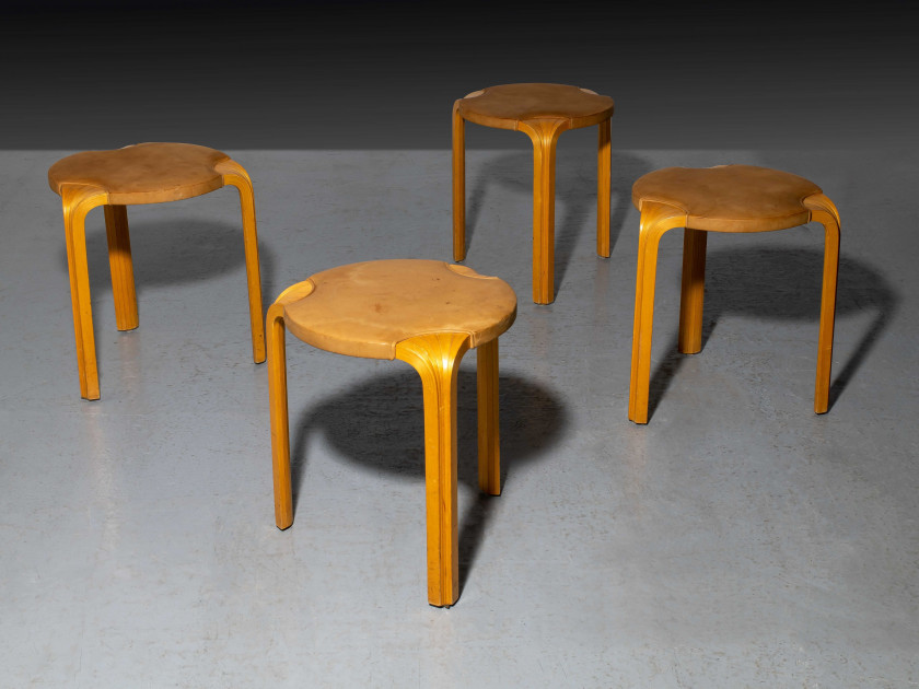 Alvar AALTO 1898-1975 Suite de quatre tabourets mod. X600 - création 1954