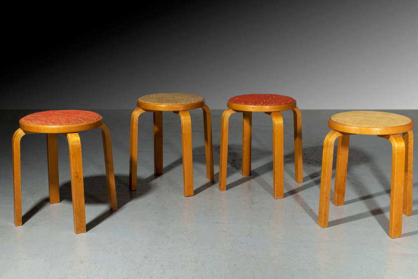 Alvar AALTO 1898 - 1976 Suite de quatre tabourets mod. 60 dits « L-leg » – 1933