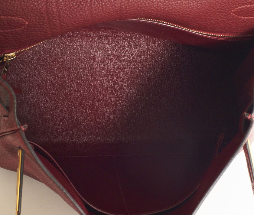 HERMÈS 1998  Sac KELLY Retourné 28 Veau Togo bordeaux Garniture métal plaqué or Bandoulière  KELLY Retourné 28 bagR...