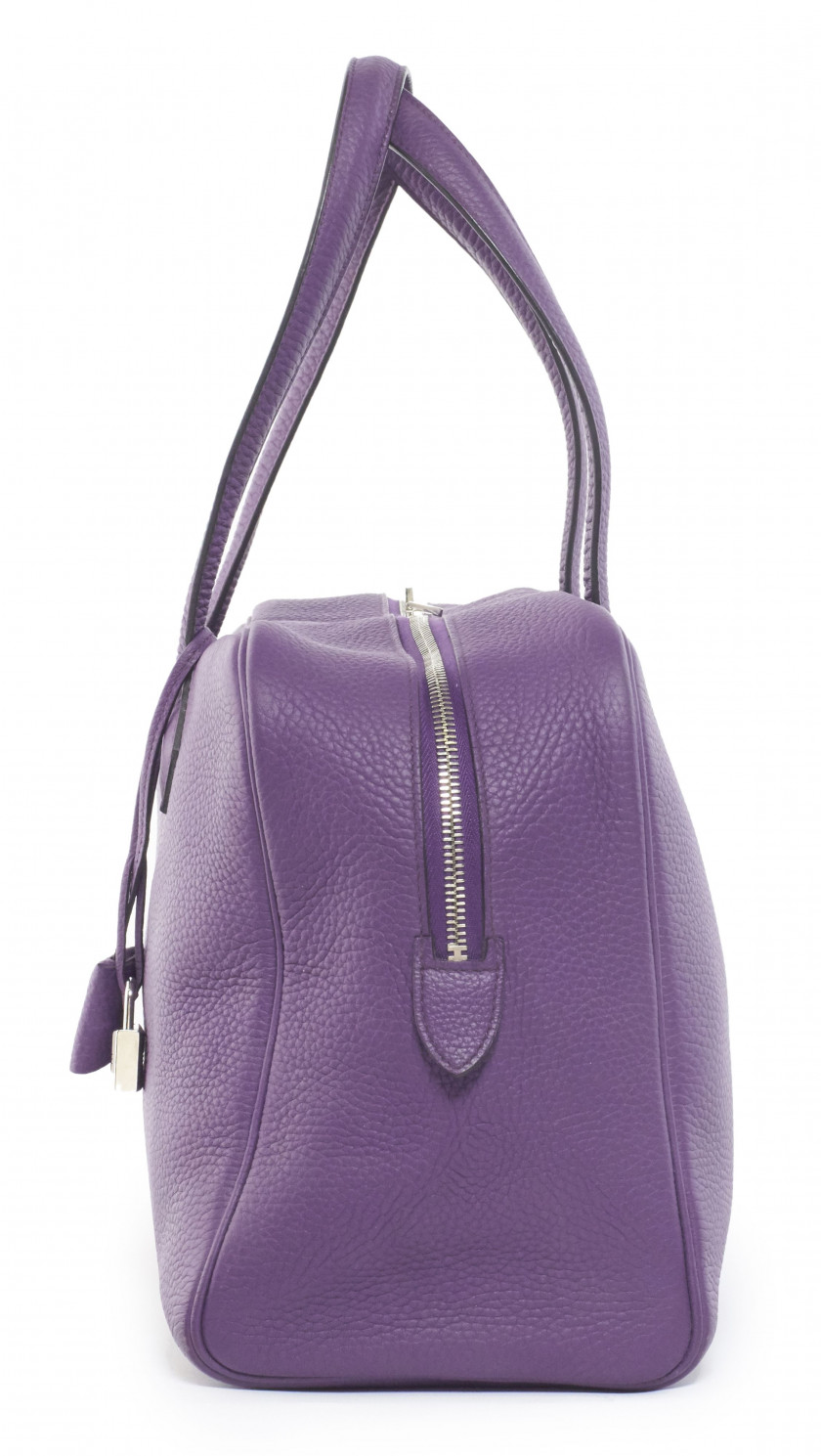 HERMÈS 2012  Sac VICTORIA II FOURRE-TOUT 35 Taurillon Clémence violet Garniture métal argenté palladié  VICTORIA II FO...