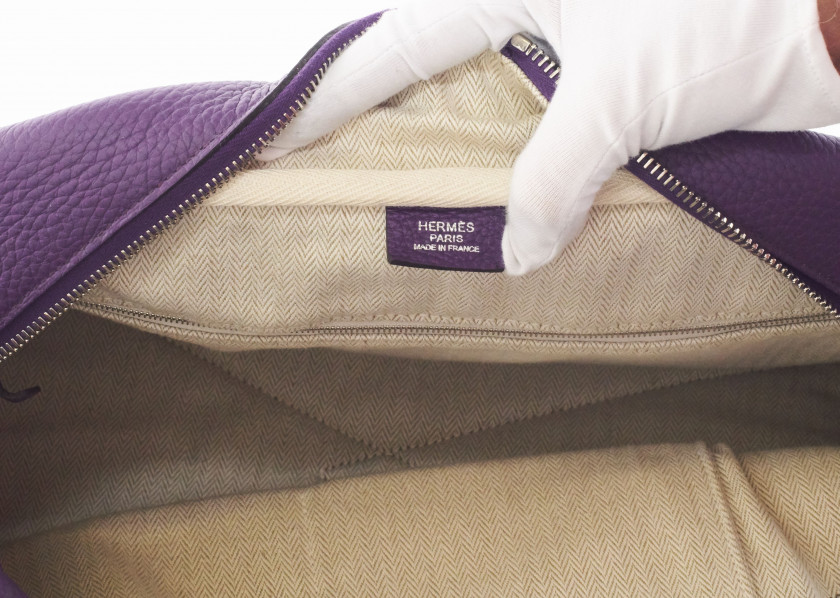 HERMÈS 2012  Sac VICTORIA II FOURRE-TOUT 35 Taurillon Clémence violet Garniture métal argenté palladié  VICTORIA II FO...