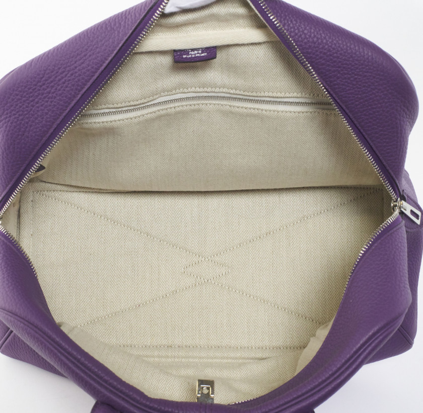 HERMÈS 2012  Sac VICTORIA II FOURRE-TOUT 35 Taurillon Clémence violet Garniture métal argenté palladié  VICTORIA II FO...