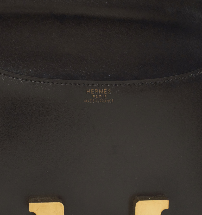 HERMÈS Circa 2000  Sac CONSTANCE 24 Box noir Garniture métal plaqué or  CONSTANCE 24 bag Black box calfskin leather...