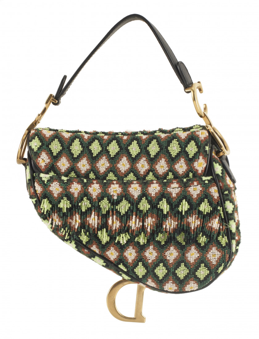 CHRISTIAN DIOR Printemps-Été 2018  Mini sac SADDLE Toile brodée et ornée de perles multicolores Cuir de veau noir Garnit...