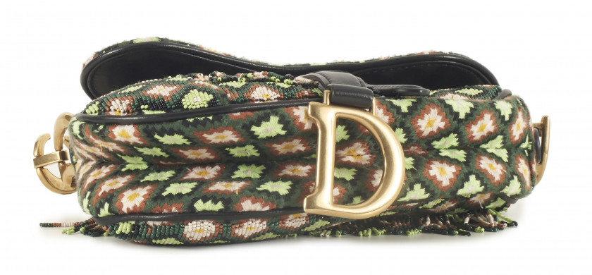 CHRISTIAN DIOR Printemps-Été 2018  Mini sac SADDLE Toile brodée et ornée de perles multicolores Cuir de veau noir Garnit...
