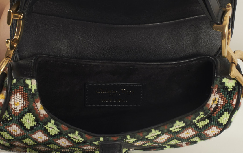 CHRISTIAN DIOR Printemps-Été 2018  Mini sac SADDLE Toile brodée et ornée de perles multicolores Cuir de veau noir Garnit...