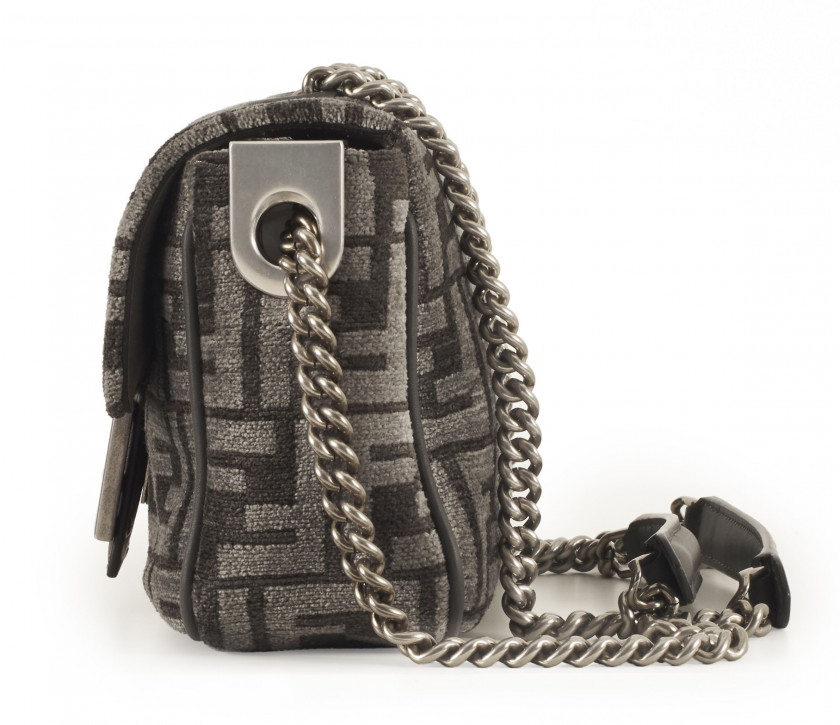 FENDI  Sac BAGUETTE CHAIN MIDI Tissu tapisserie FF et cuir gris foncé Garniture métal argenté palladium vintage Dimensions...