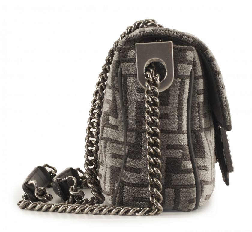 FENDI  Sac BAGUETTE CHAIN MIDI Tissu tapisserie FF et cuir gris foncé Garniture métal argenté palladium vintage Dimensions...