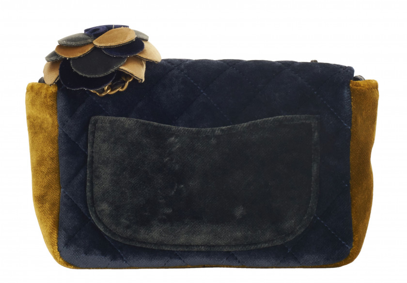 CHANEL  Petit sac à rabat Velours matelassé marine, moutarde et gris Anse chaîne entrelacée de cuir marine Garniture métal...
