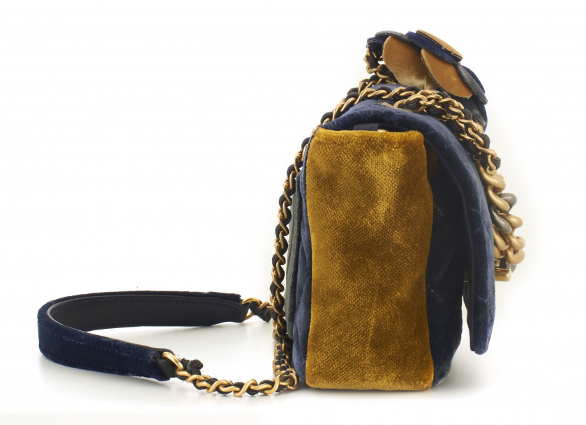 CHANEL  Petit sac à rabat Velours matelassé marine, moutarde et gris Anse chaîne entrelacée de cuir marine Garniture métal...