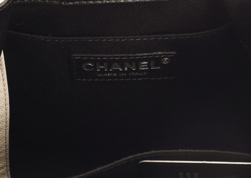 CHANEL Sac seau Cuir matelassé gris clair et cuir lisse noir Anse chaîne entrelacée de cuir noir Garniture métal argenté vie...