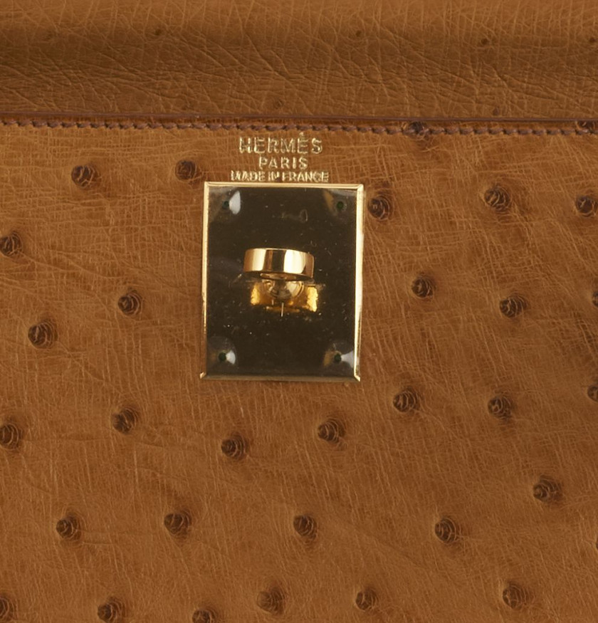 HERMÈS 2011  Sac KELLY Sellier 28 Autruche gold (Struthio camelus) NR Garniture métal plaqué or Bandoulière  KELLY S...