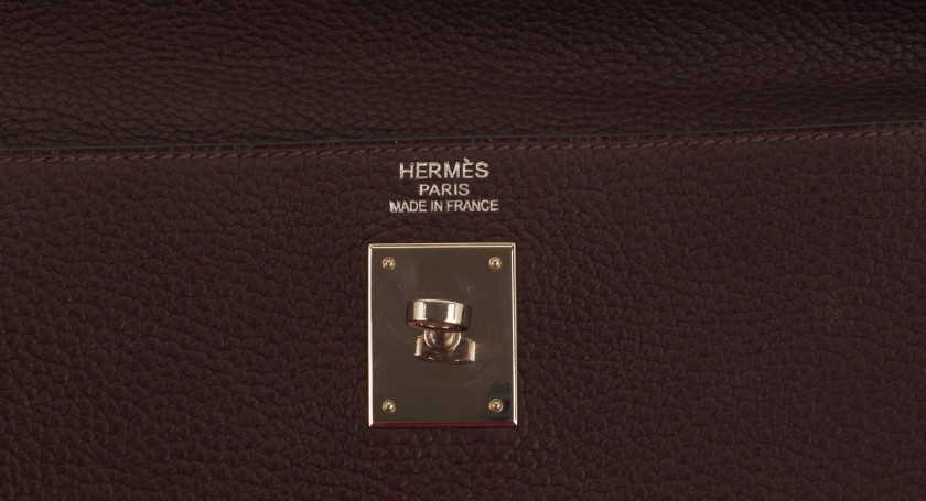 HERMÈS 2009  Sac KELLY Retourné 40 Taurillon Clémence marron Garniture métal argenté palladié Bandoulière  KELLY Ret...