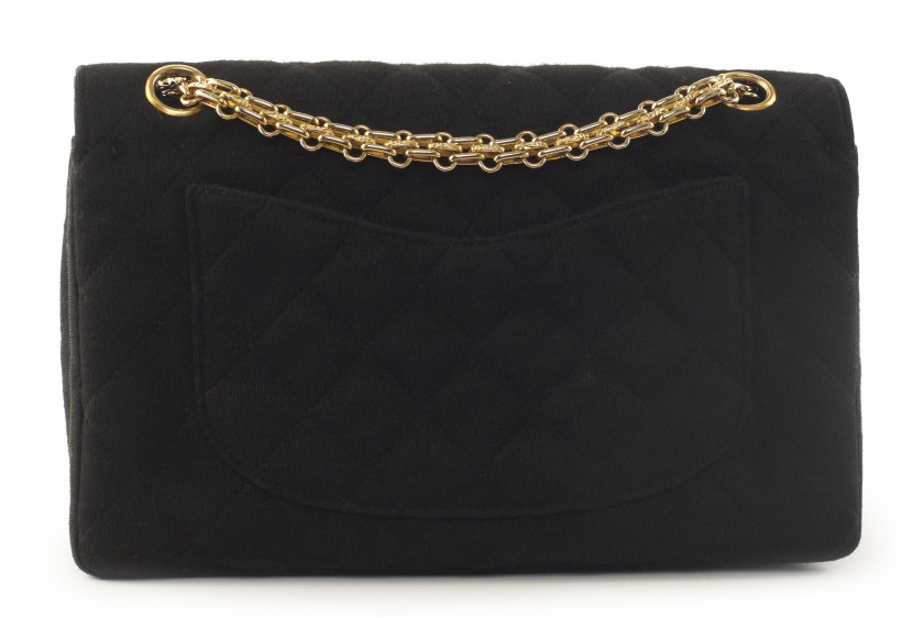 CHANEL  Sac TIMELESS Jersey matelassé noir Garniture métal doré Dimensions : 23,5 x 14 x 7 cm  TIMELESS bag Black qu...