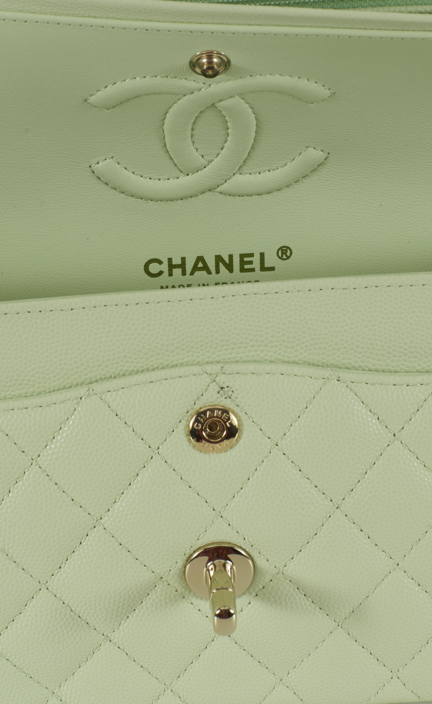 CHANEL Sac TIMELESS Cuir matelassé vert amande Anse chaîne entrelacée de cuir Garniture métal doré Dimensions : 23 x 14,5...