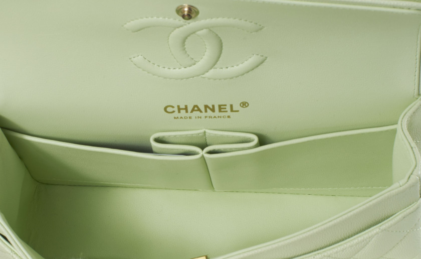 CHANEL Sac TIMELESS Cuir matelassé vert amande Anse chaîne entrelacée de cuir Garniture métal doré Dimensions : 23 x 14,5...