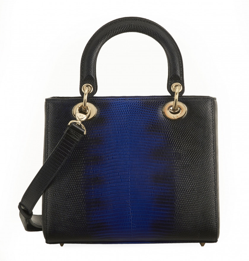 CHRISTIAN DIOR  Sac LADY DIOR Lézard ombré bleu (Varanus niloticus) II/B Garniture métal doré Dimensions : 24 x 20,5 x 12...