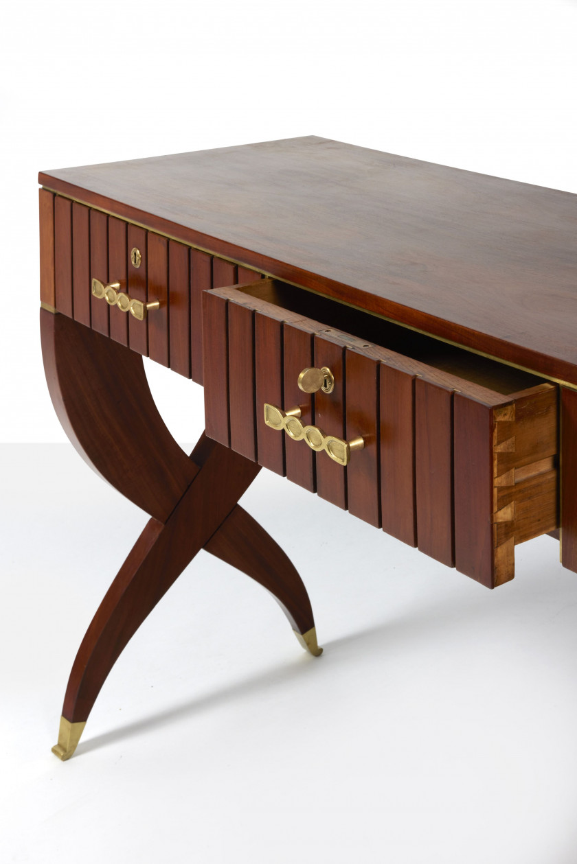 Paolo BUFFA 1903-1970 Enfilade Structure en bois, sabots, poignées et clef en laiton, tr...