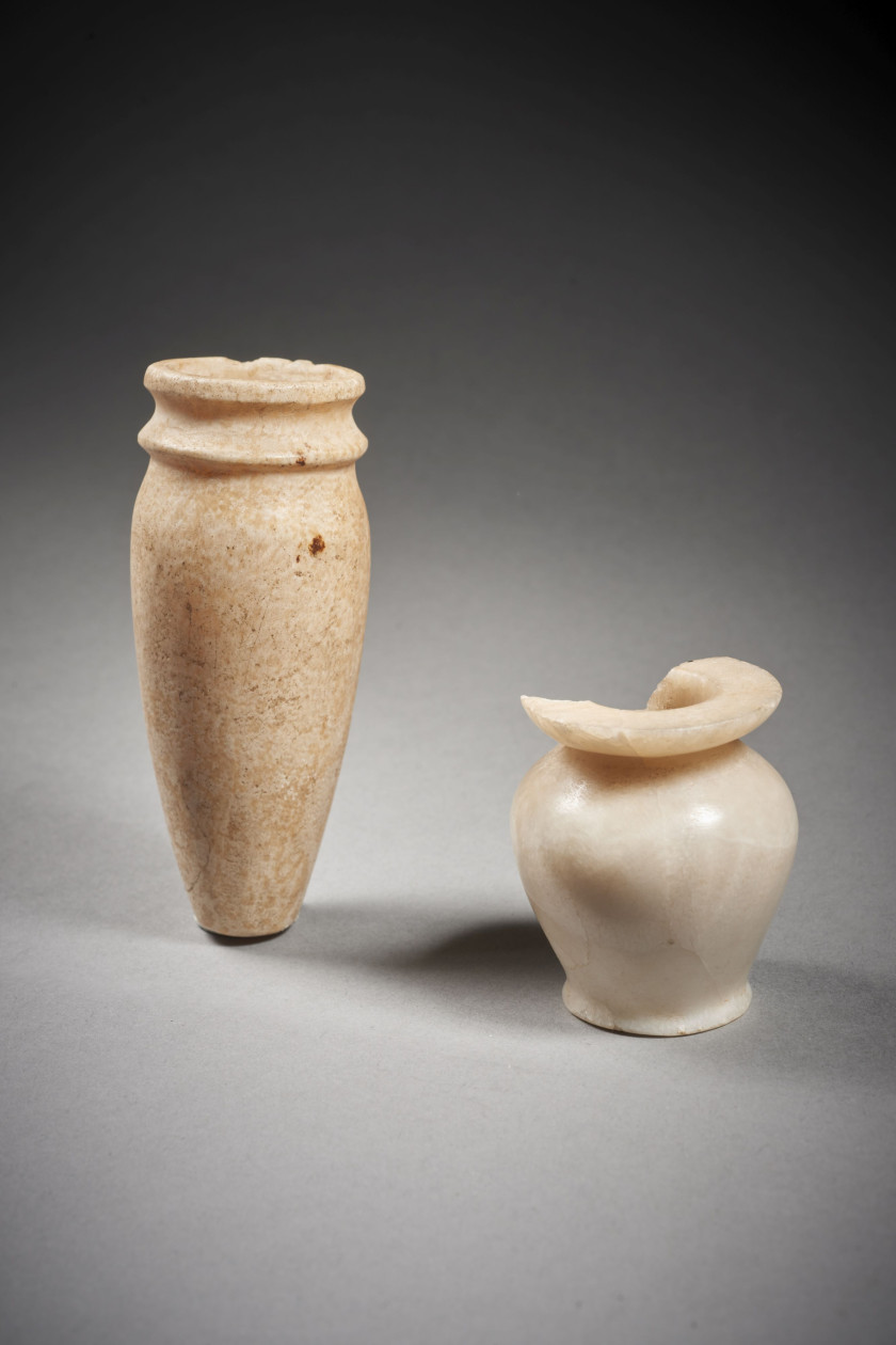 DEUX VASES À ONGUENT EN ALBÂTRE  Art égyptien, probablement Nouvel Empire