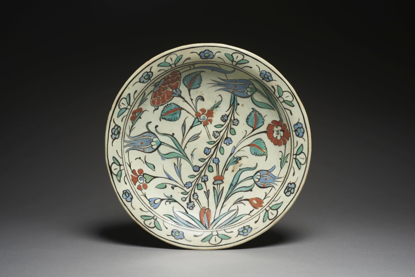 PLAT D'IZNIK AU BOUQUET DE TULIPES  Iznik, Turquie ottomane, début XVIIe siècle